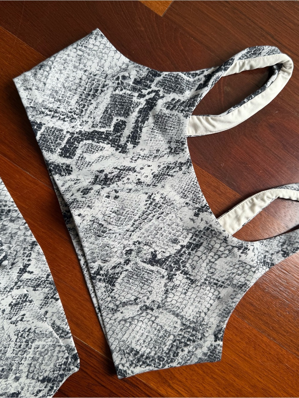ALO Yoga Snake-Print High-Waist Leggings and Sports Bra in Gray - Picture 7 of 9